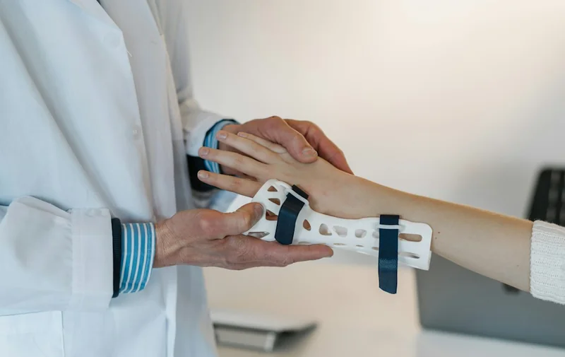 Fitting a wrist splint